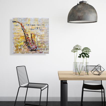 Saxophone sur mur de brique