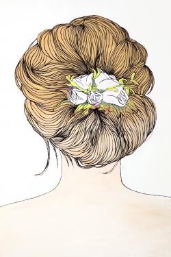 Fleurs dans les cheveux blond