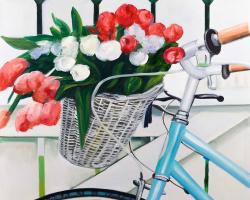 Bicyclette avec panier de tulipes