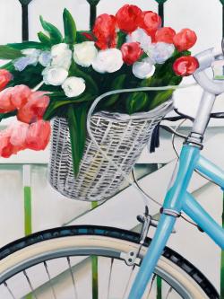 Bicyclette avec panier de tulipes