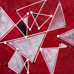 Triangles blancs sur fond rouge