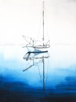 Bateau blanc sur eau d'un bleu profond