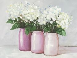 Fleurs d'hortensia dans des vases roses