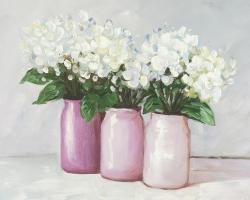 Fleurs d'hortensia dans des vases roses