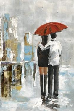 Couple marchant sous leur parapluie