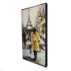 Femme au manteau jaune marchant dans la rue