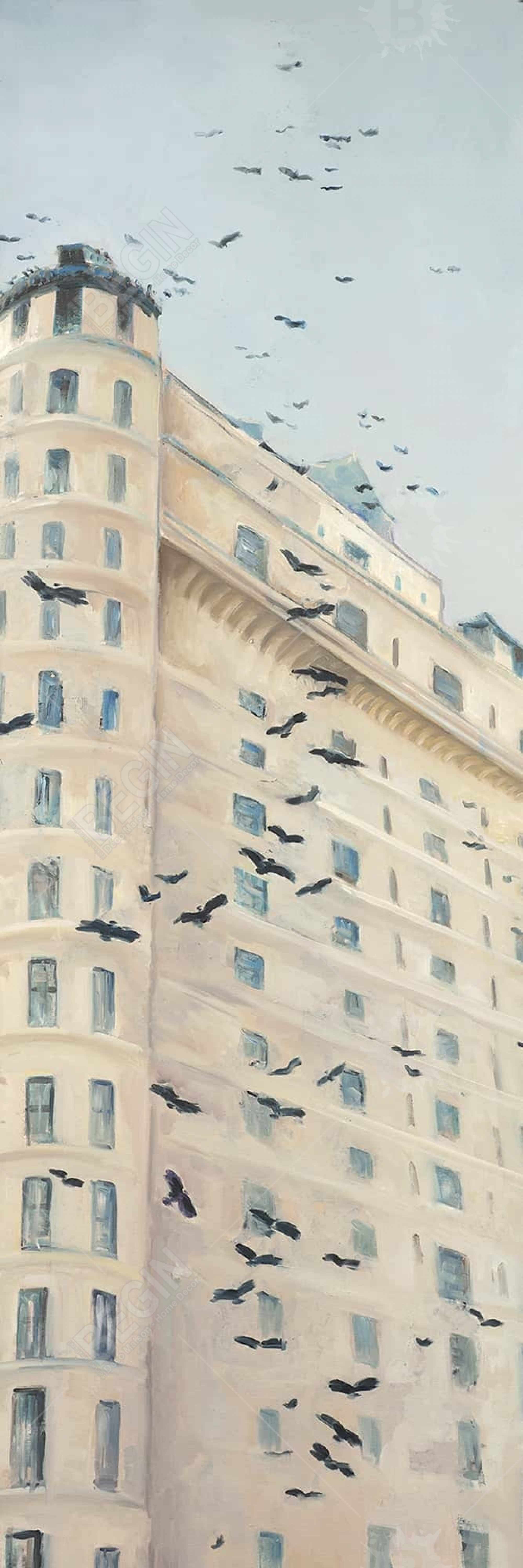 Oiseaux volants devant un immeuble